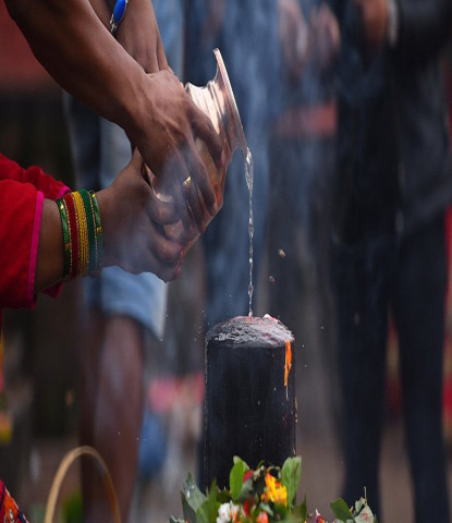 पहिलो सोमबार: मन्दिर परिसरमै पूजाआराधना (फोटो फिचर)